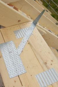 Die bessere Lösung: Das CE-zertifizierte SCHNOOR-Futterholz mit einer montagefreundlichen Querschnittshöhe von nur 5 cm.