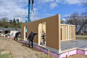 Alle Wandelemente wurden von SCHNOOR bereits gedämmt und beidseitig geschlossen auf die Baustelle geliefert.