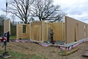 Der komplette Rohbausatz für das 1,5-geschossige Haus war in nur fünf Stunden montiert.