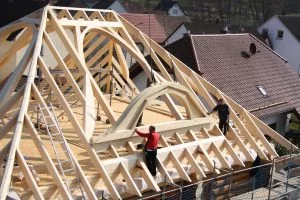 Die Frontrahmen der Fledermausgauben wurden im SCHNOOR-Werk schon vorgefertigt, komplett aufgebaut und verleimt auf die Baustelle geliefert.