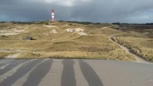 Idylle pur: In den Dünen und in direkter Nähe zum Leuchtturm befindet sich die Walmdach-Konstruktion von SCHNOOR.