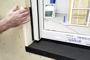Fenster in Holzbauwand - in den Laibungen werden Dämmplatten eingepasst Fenster in Holzbauwand - in den Laibungen werden Dämmplatten eingepasst