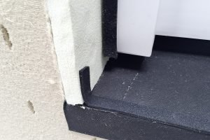 Fenster in Holzbauwand - Dämmplatten werden mit Fugendichtband versehen Fenster in Holzbauwand - Dämmplatten werden mit Fugendichtband versehen