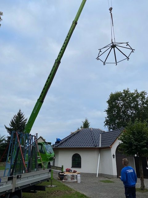 Perner Trauerhalle - Zum krönenden Abschluss wird dem neuen Dach die Spitze aufgesetzt. Nach gut zwei Tagen hatte das Perner-Team den Dachstuhl gerichtet. 